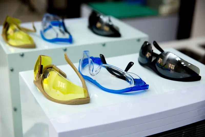 Exhibidor con lentes de seguridad de lunas amarillas, transparentes y oscuras