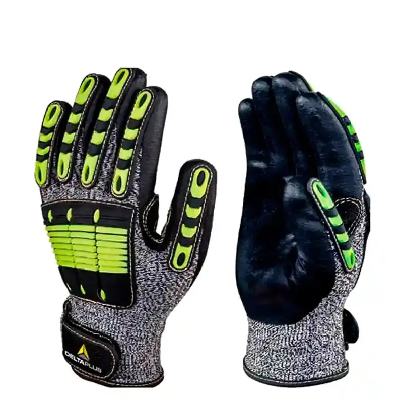 Guantes anti impacto con protectores de goma en el dorso y los dedos.