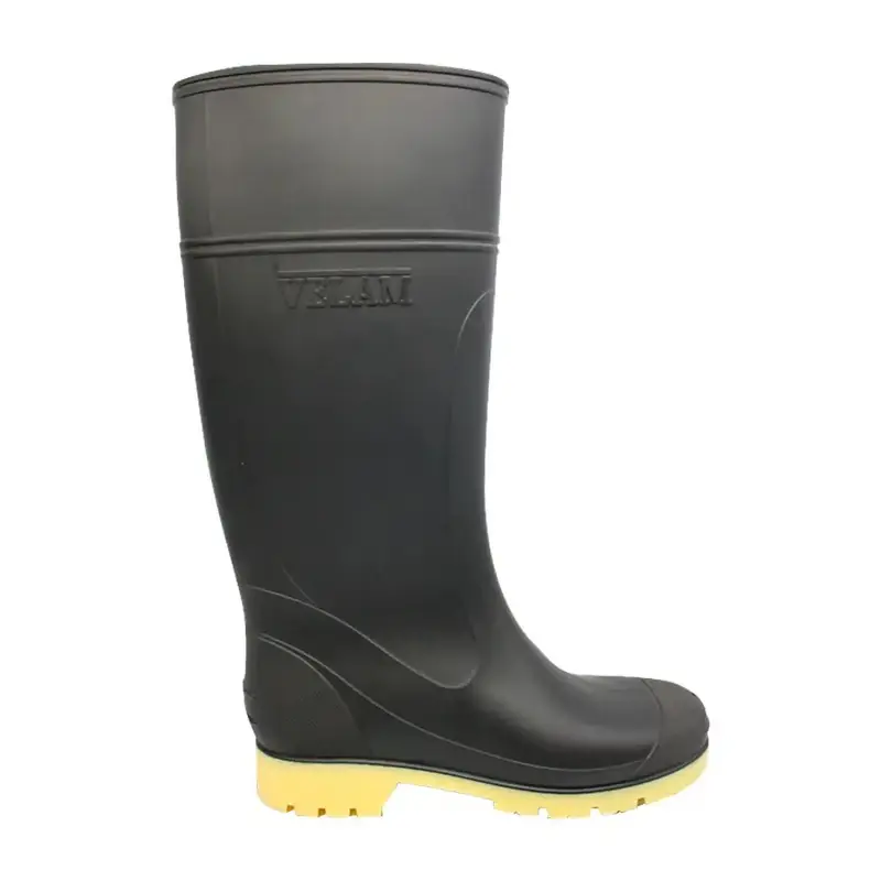 Bota de PVC negra de caña alta con suela amarilla.