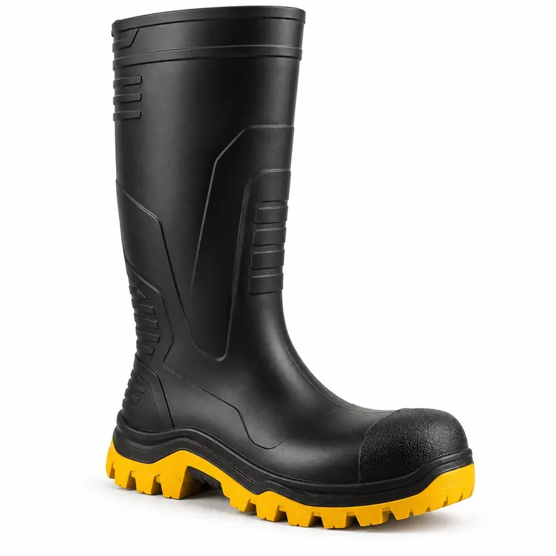Bota minera de jebe negra de caña alta con suela amarilla de tacos.