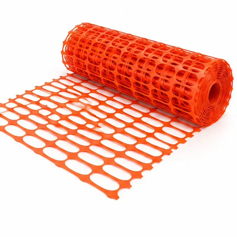Rollo de malla de seguridad naranja desenrollado.